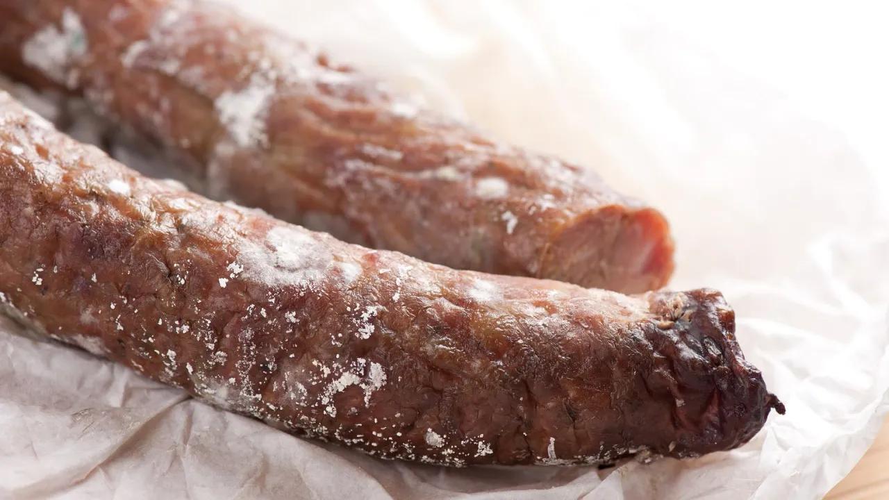 biały nalot na kiełbasie s&oacute;l vs pleśń