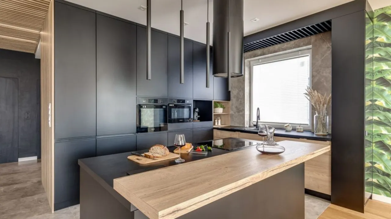 brązowe meble kuchenne blat jasny ciemny beż szarość