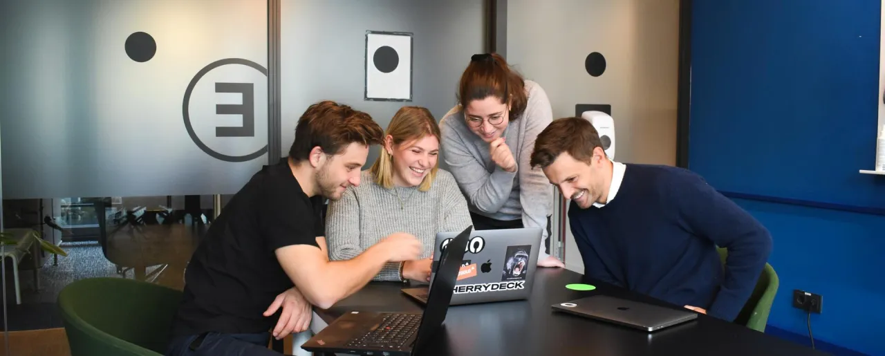 zespół deweloperski spotkanie lub różne role w firmie deweloperskiej