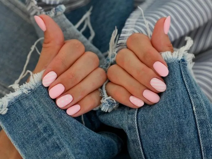 Modne kształty paznokci migdał, owal, squoval