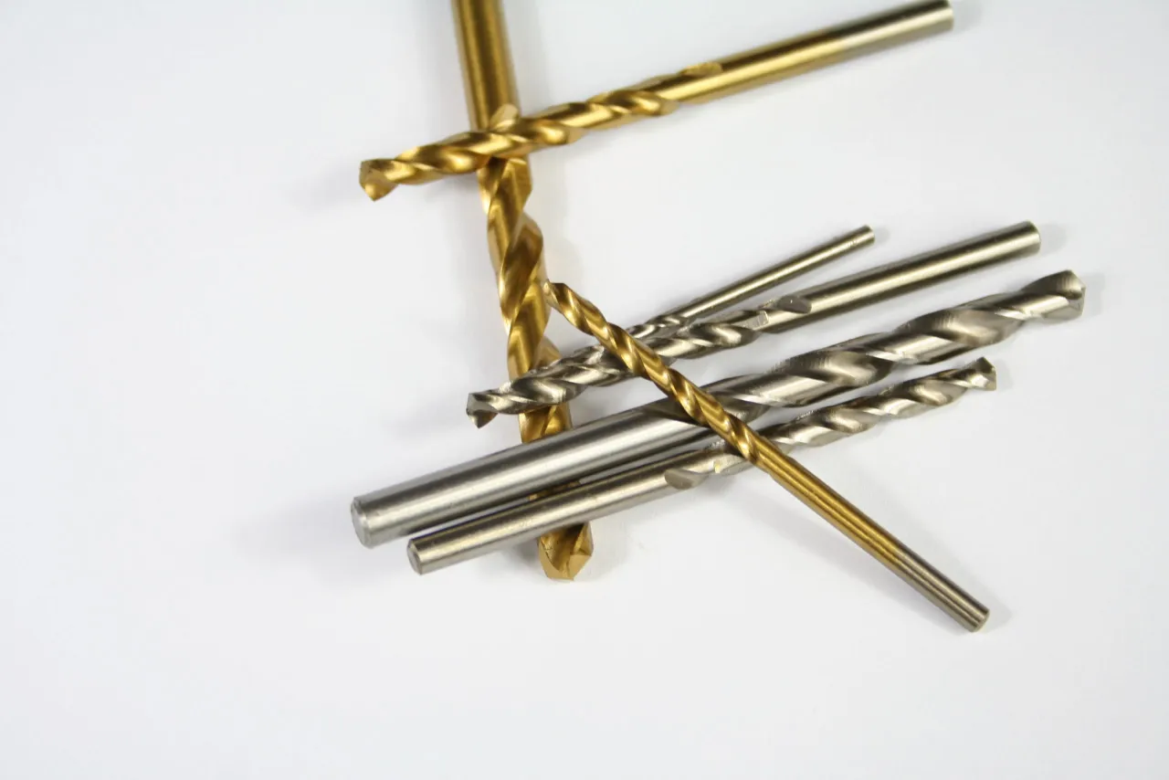 r&oacute;żne wiertła do metalu kolory HSS HSS-Co HSS-TiN