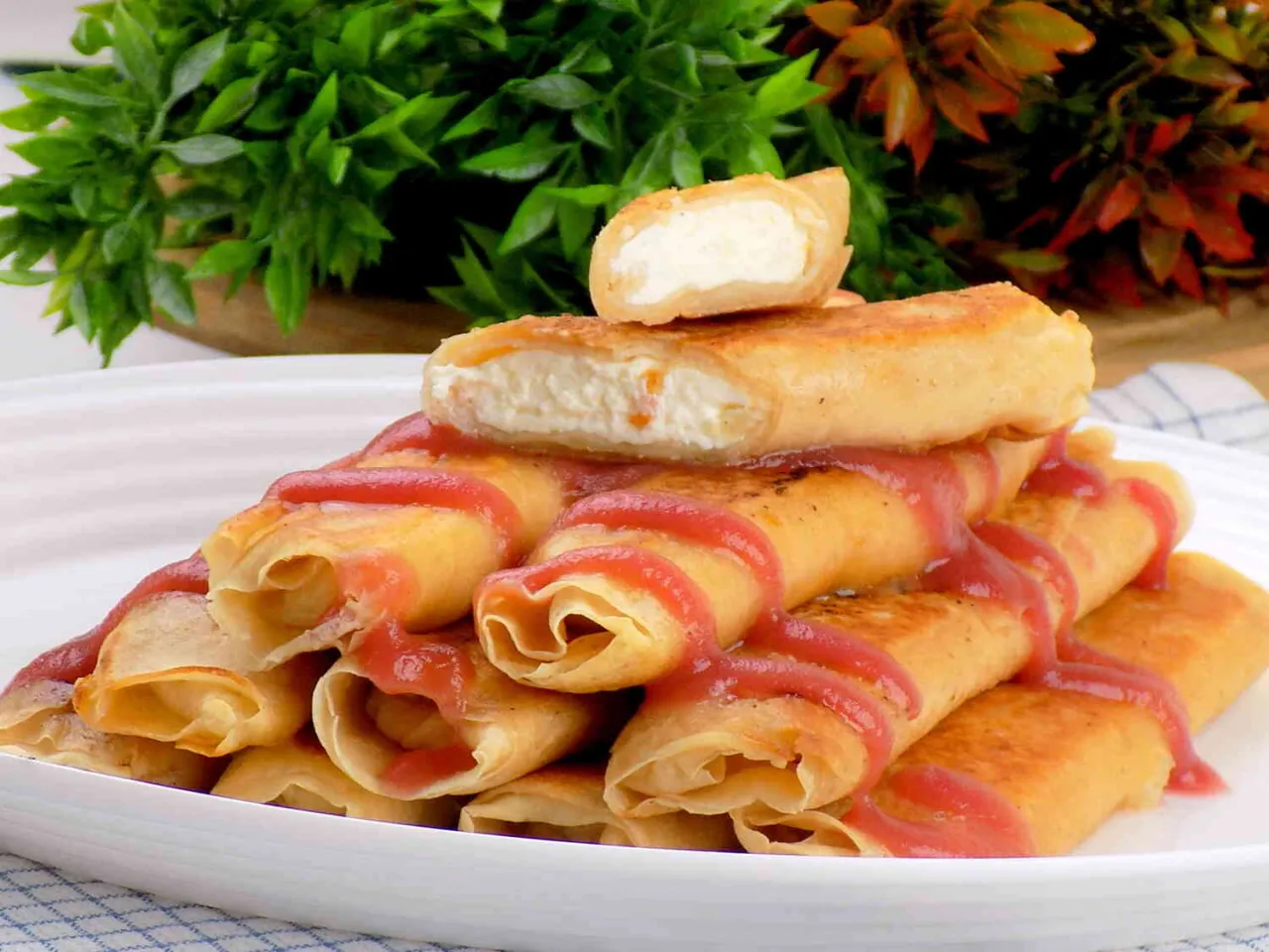 Roladki z serem, polane sosem, idealne na bezglutenowy przepis. Pyszne i łatwe w przygotowaniu.