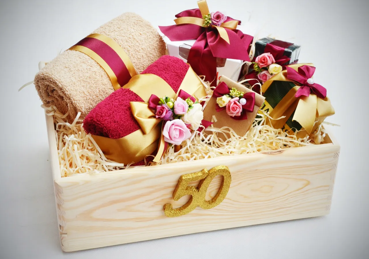 Personalizowane prezenty na 50 urodziny dla przyjaci&oacute;łki