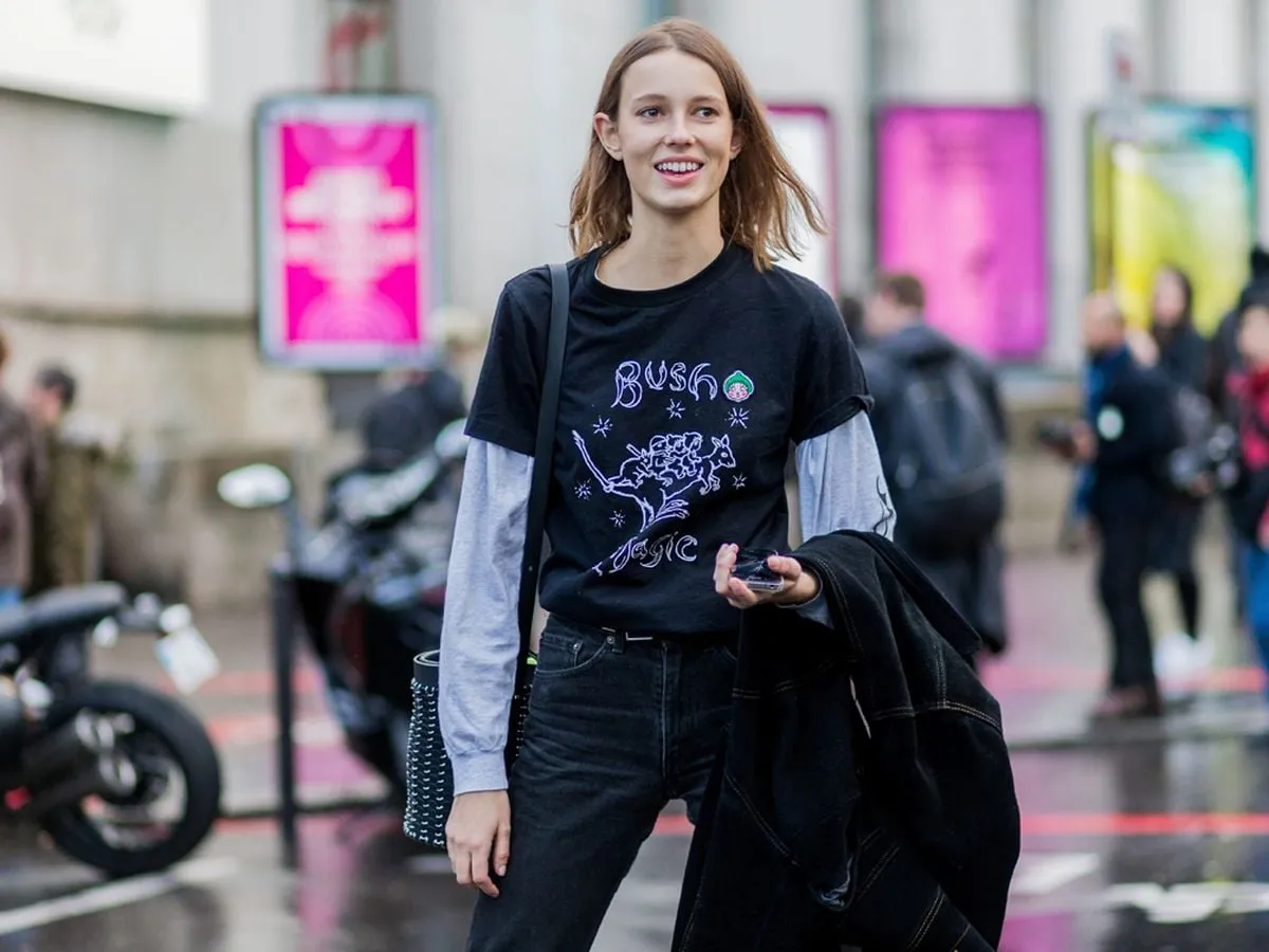 modischer Lagenlook mit einem Langarmshirt unter einem T-Shirt oder offenen Hemd