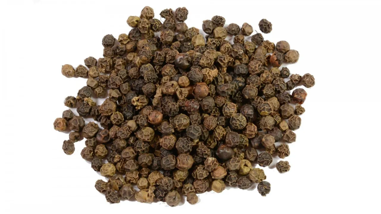 Kupa pieprzu czarnego ziarnistego, gotowa do dodania aromatu do potraw.