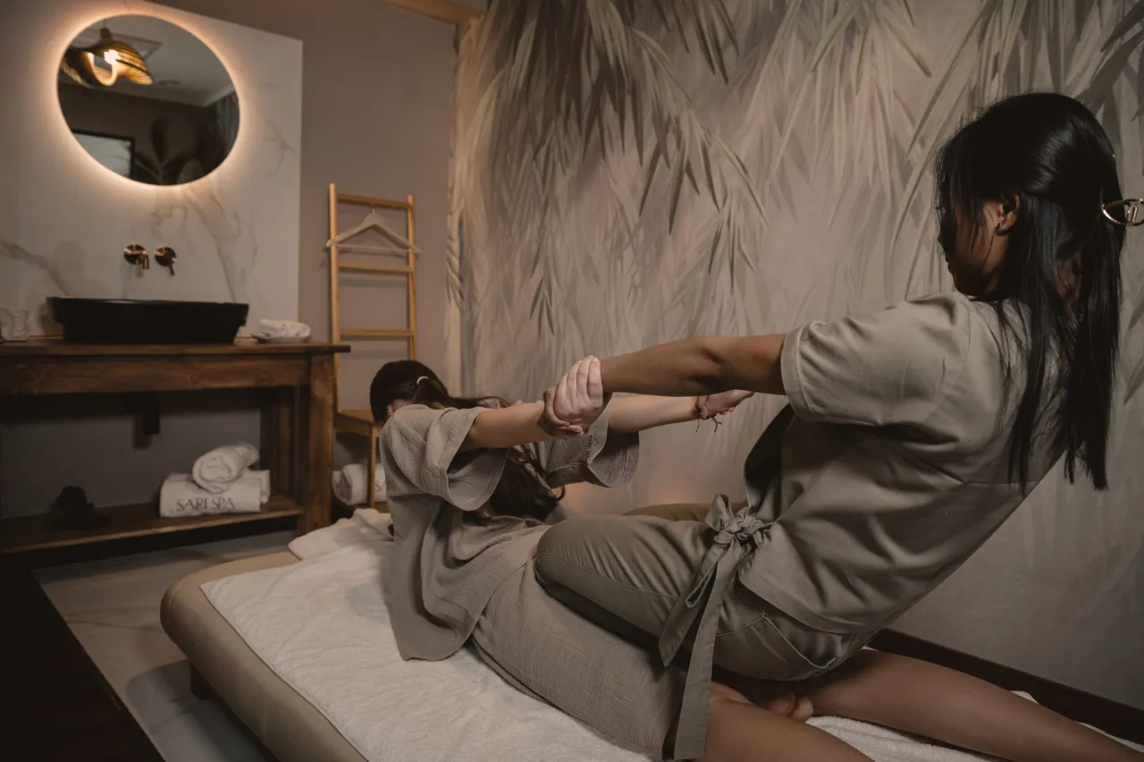 masaż tajski na macie ubranie
