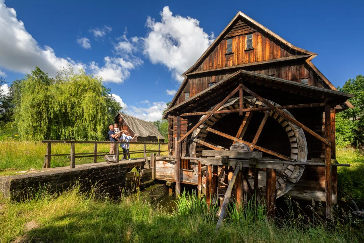 Rodzina zwiedza drewniany młyn wodny, jeden z wielu zabytk&oacute;w, co można zwiedzić w Opolu.