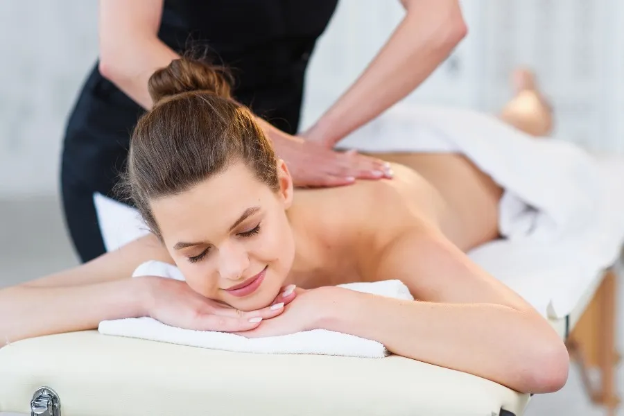 masażystka podczas pracy, relaks, wellness, nowoczesny gabinet masażu