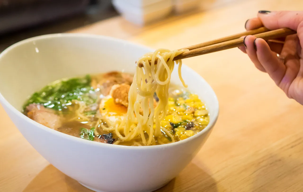 kobieta w ciąży je ramen bezpiecznie