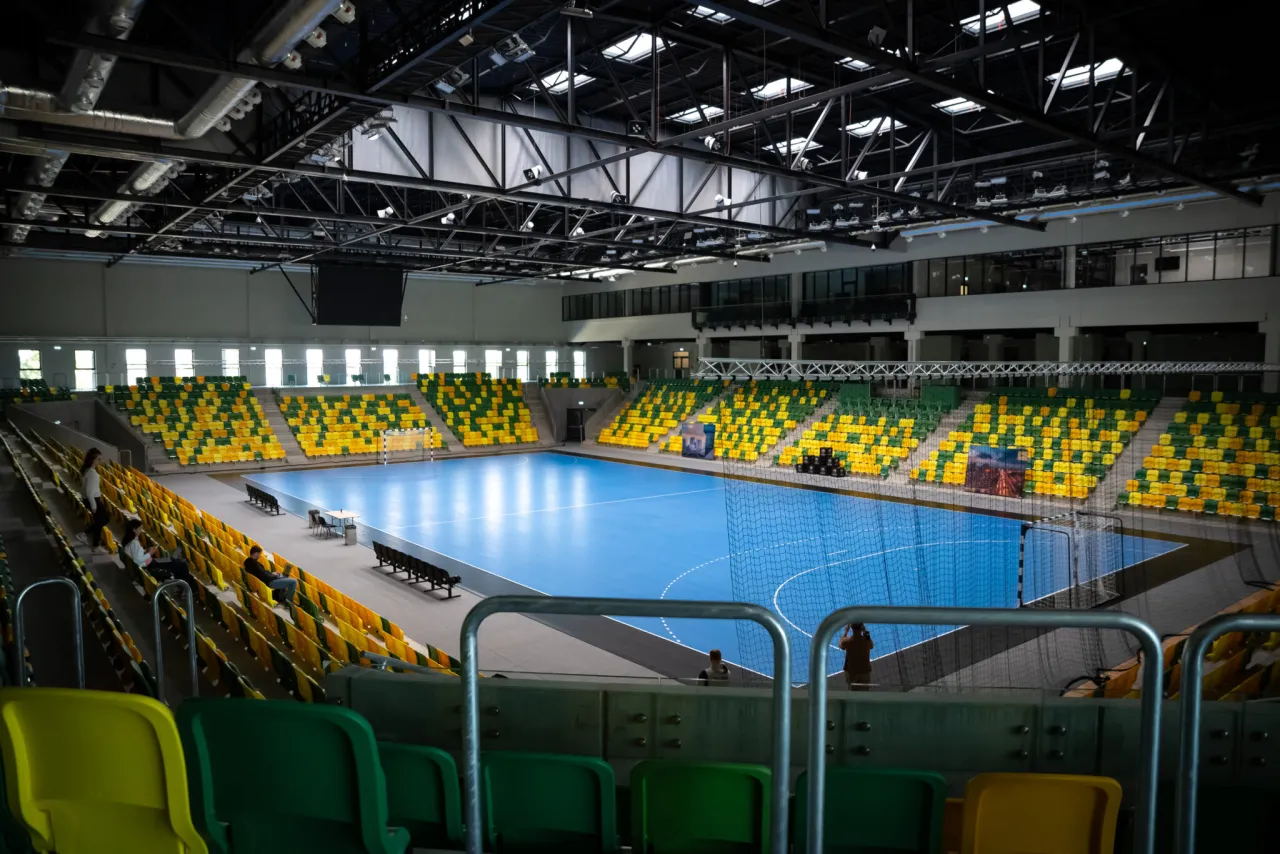 Hala sportowa pełna kibic&oacute;w piłki ręcznej w Polsce