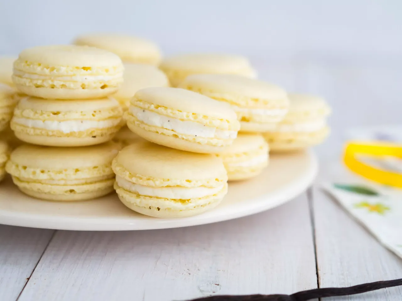 delikatne makaroniki na talerzu