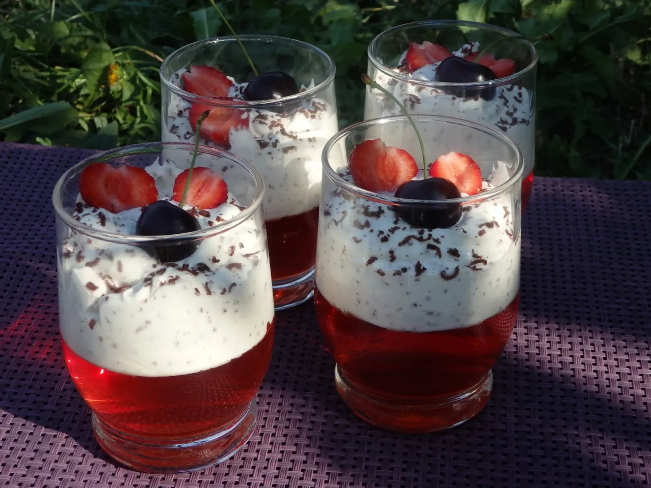 desery z kremem mascarpone galaretka