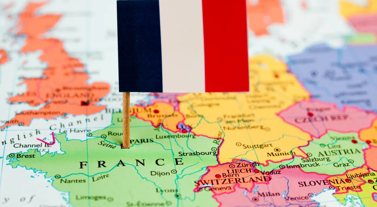 Flaga Francji na mapie Europy. Planujesz podróż? Sprawdź, czy do Francji trzeba paszport, bo mapa pokazuje, że to blisko!
