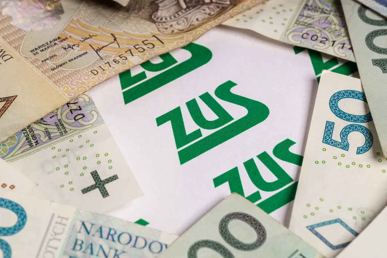 ZUS i polskie banknoty. Czy szkoła zawodowa wlicza się do lat pracy? Pytanie o staż pracy i ZUS.