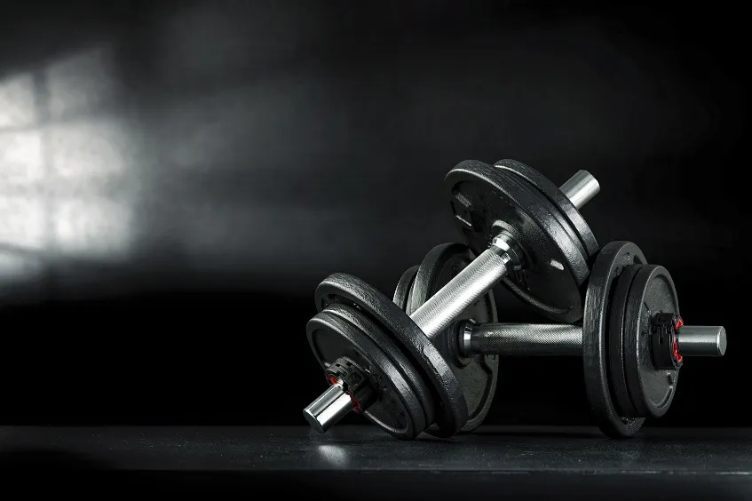 trening siłowy hantle siłownia