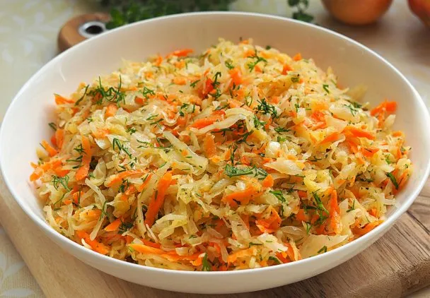 Warianty surówki z kiszonej kapusty