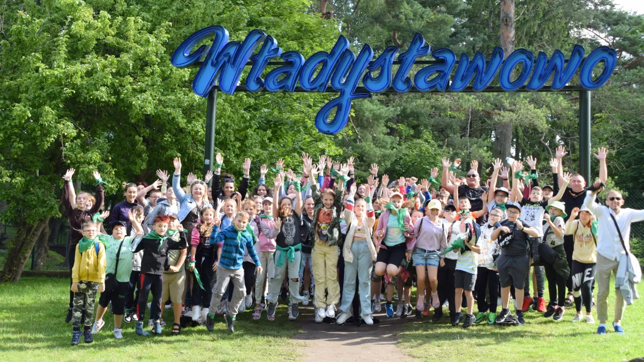 Zesp&oacute;ł kadry kolonijnej wsp&oacute;łpraca