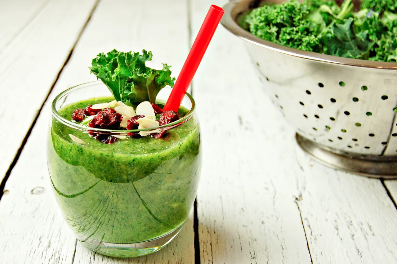 R&oacute;żnorodne koktajle z jarmużem w szklankach