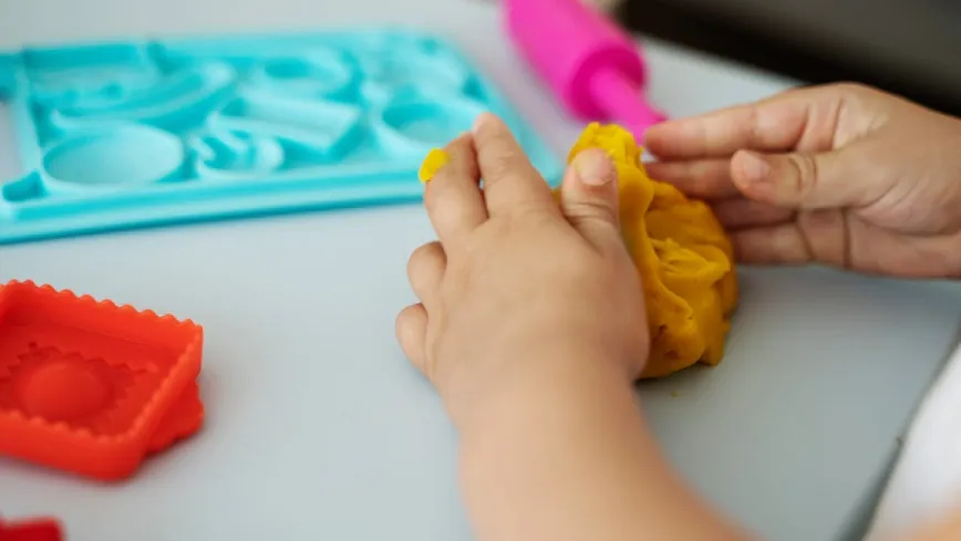 dziecko bawi się masami plastycznymi bezpieczne zabawy sensoryczne