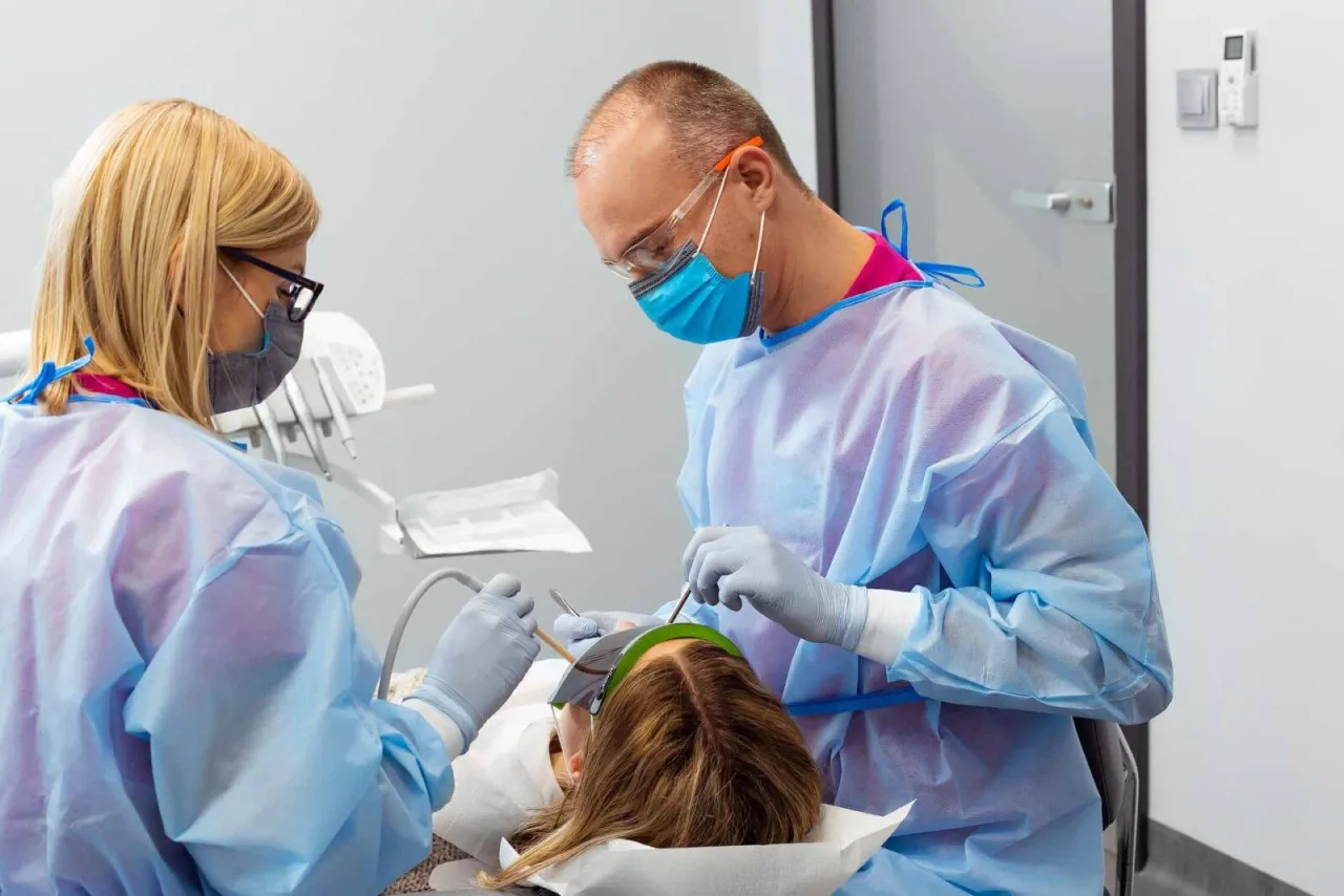 dentysta podaje znieczulenie w ciąży