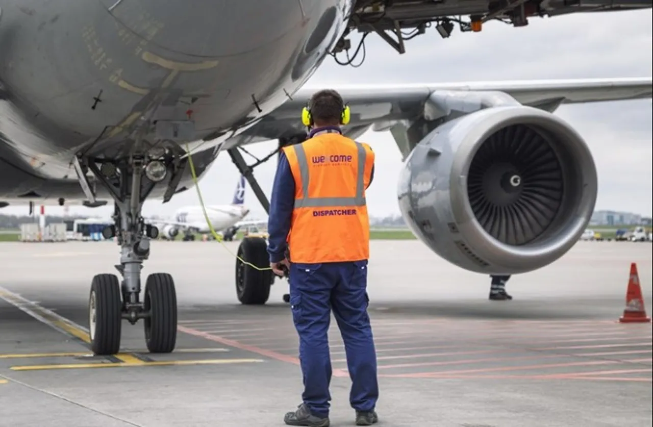 Obsługa naziemna samolotu na płycie lotniska