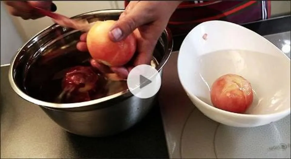 Personne p&egrave;le une p&ecirc;che facilement