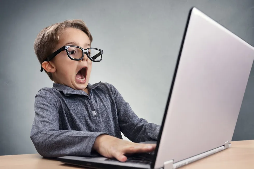 dziecko przed komputerem cyberprzemoc, dziecko gra w piłkę nożną, dziecko na korepetycjach