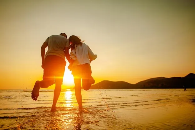 szczęśliwa osoba biegnąca o zachodzie słońca