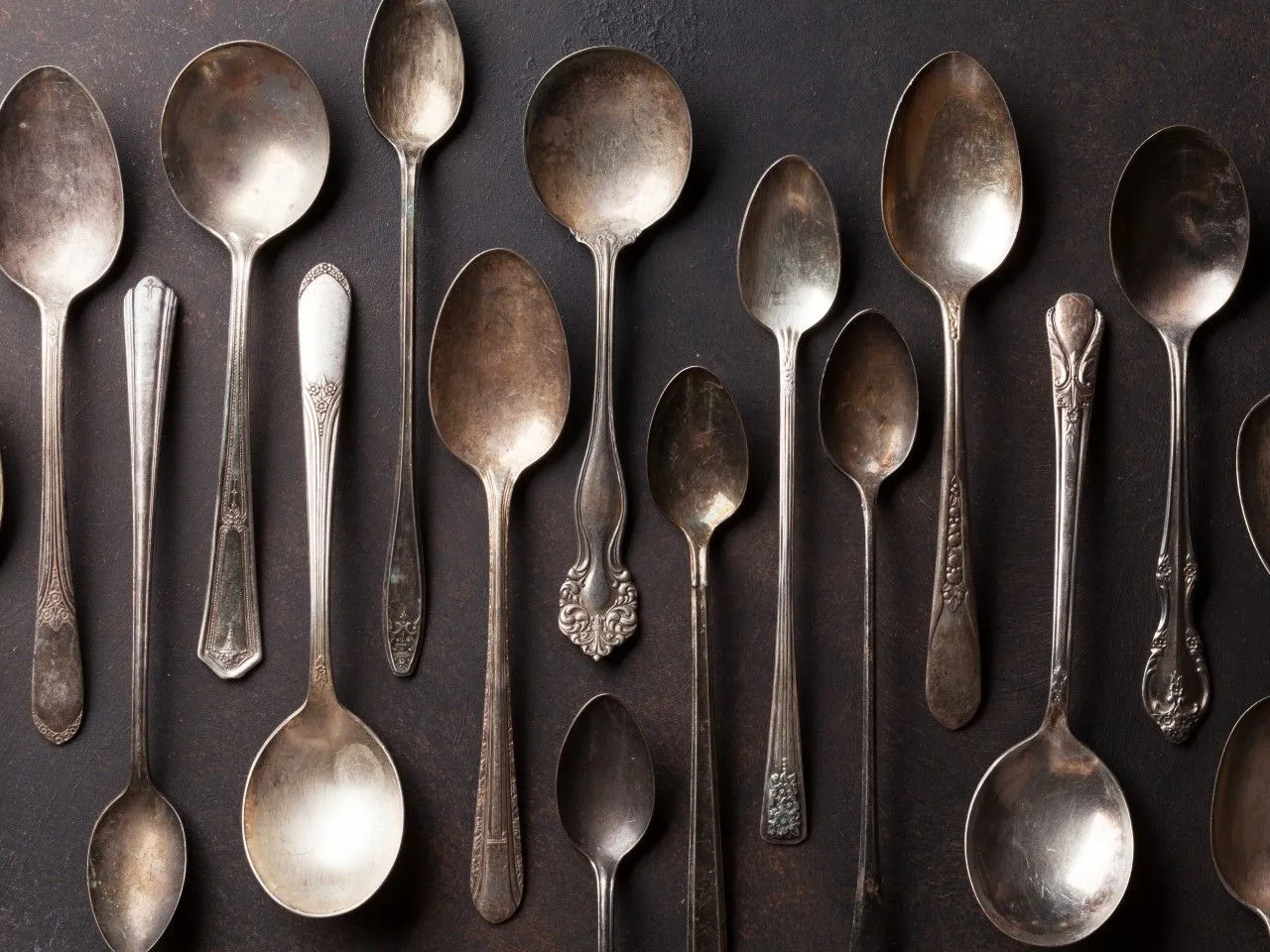 różne rodzaje łyżek miarowych i cukru