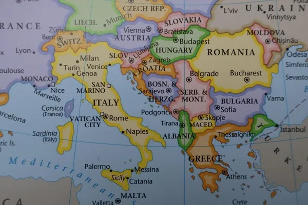 mapa europy z zaznaczonymi bałkanami i południowymi włochami