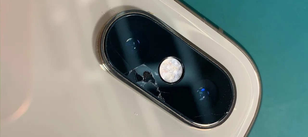 uszkodzone szkło aparatu w telefonie i zakleszczony filtr obiektywu