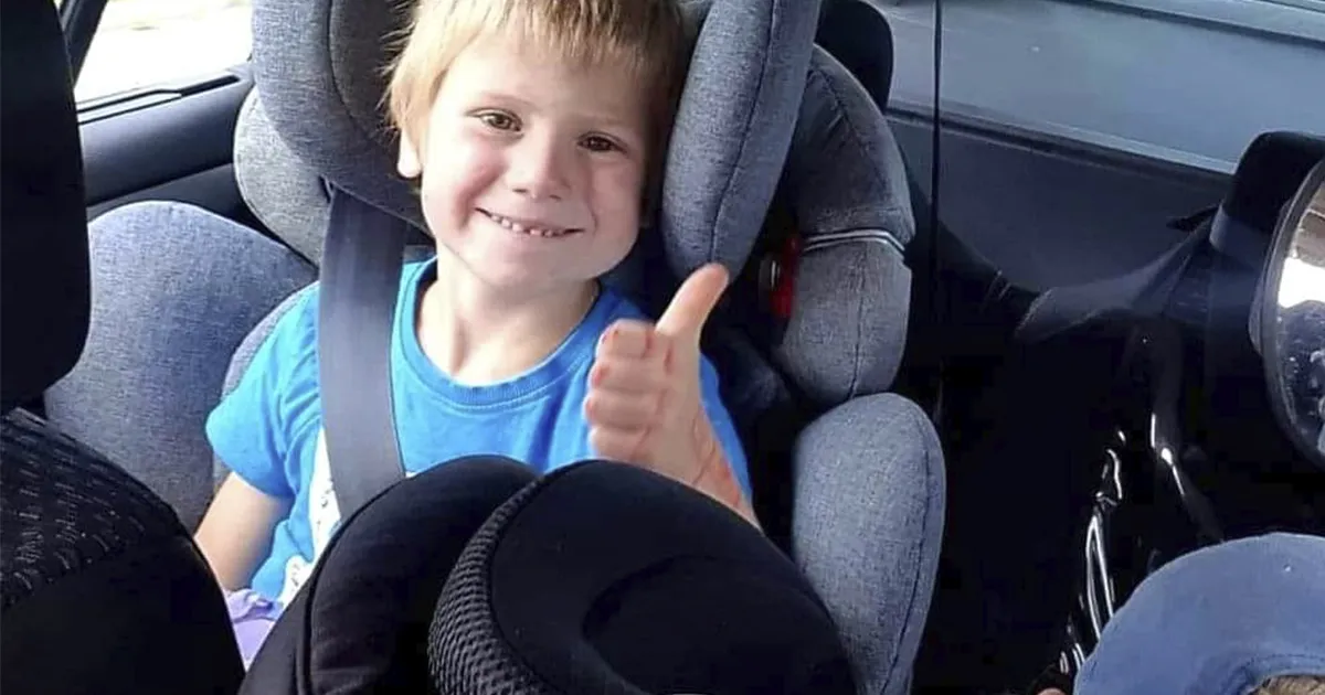 dziecko prawidłowe ułożenie pasów bezpieczeństwa w samochodzie