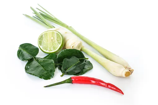 tajskie składniki galangal trawa cytrynowa liście kaffir