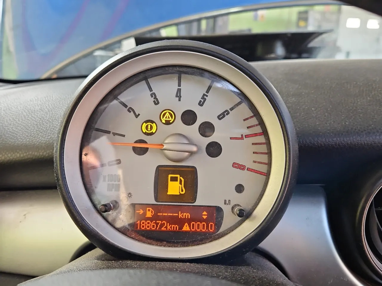 Mini Cooper R56 wnętrze deska rozdzielcza wskaźnik paliwa