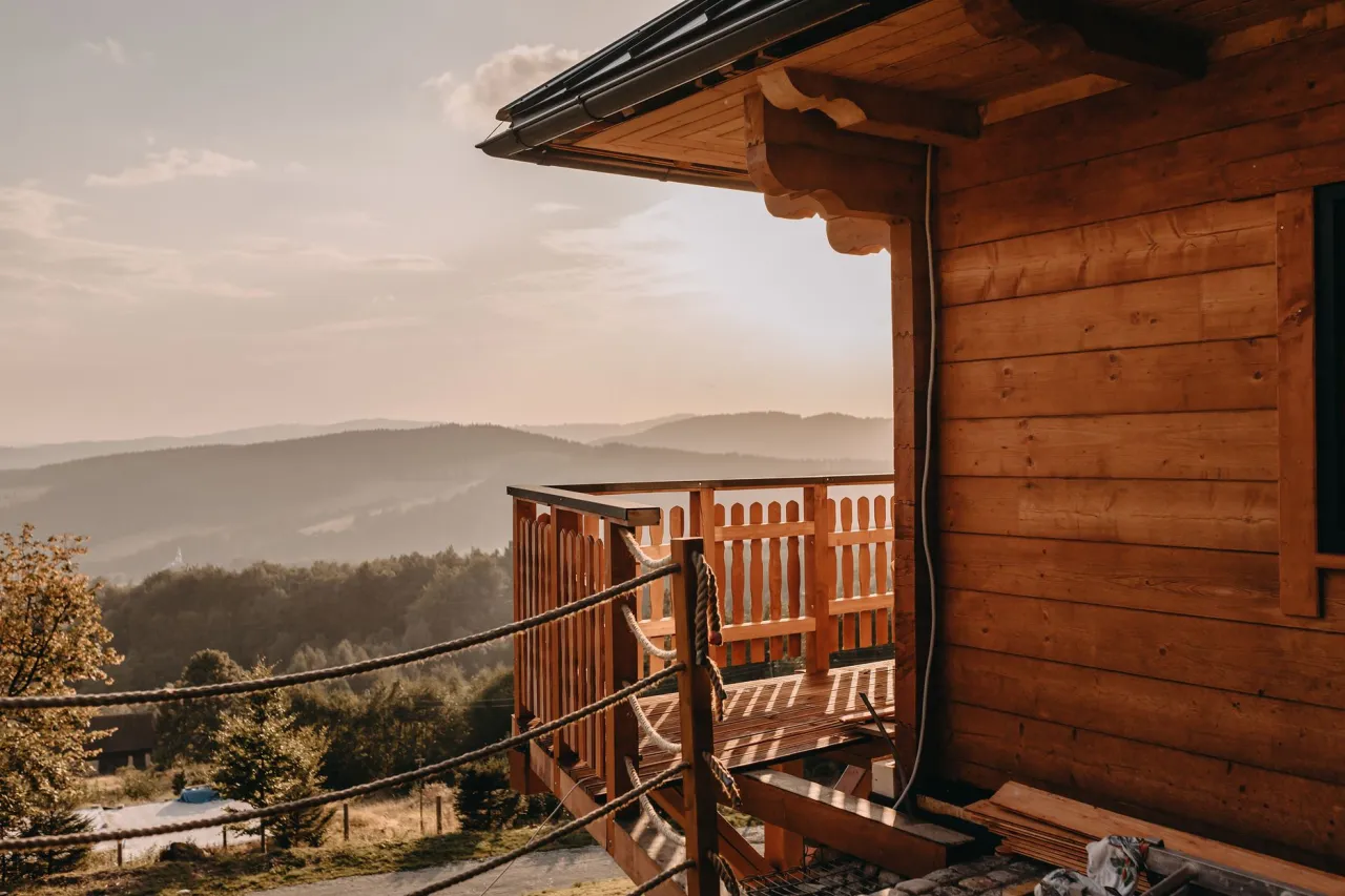 Różne typy noclegów Góry Stołowe: agroturystyka, pensjonat, hotel, schronisko