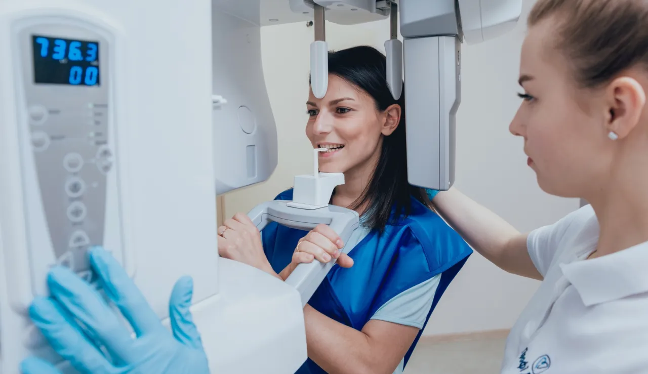 kobieta u dentysty zdjęcie pantomograficzne