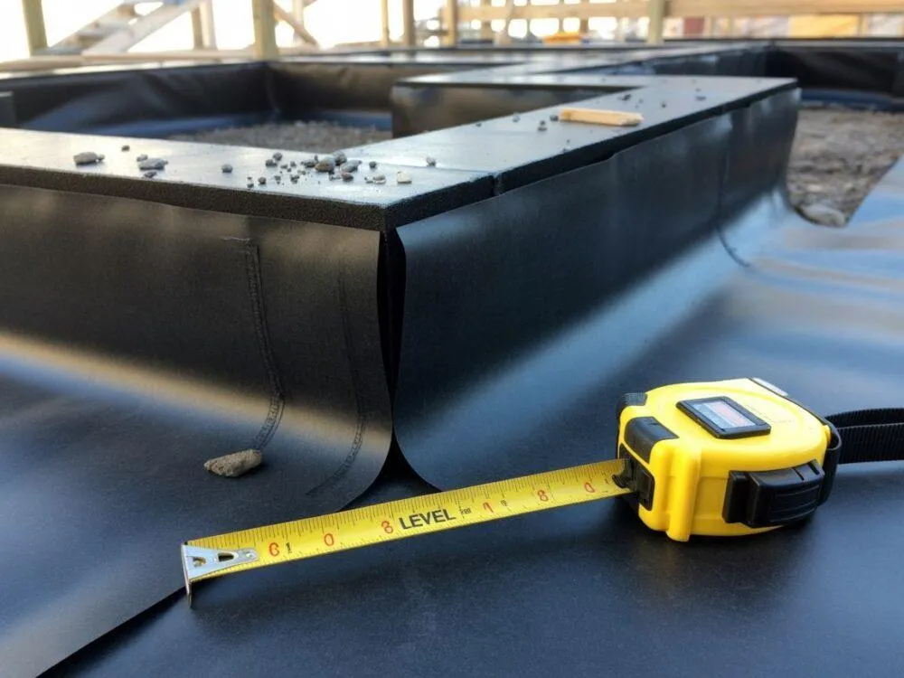 układanie papy termozgrzewalnej na ławie fundamentowej