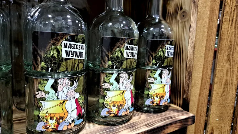 Gotowy magiczny napój Panoramixa w szklance