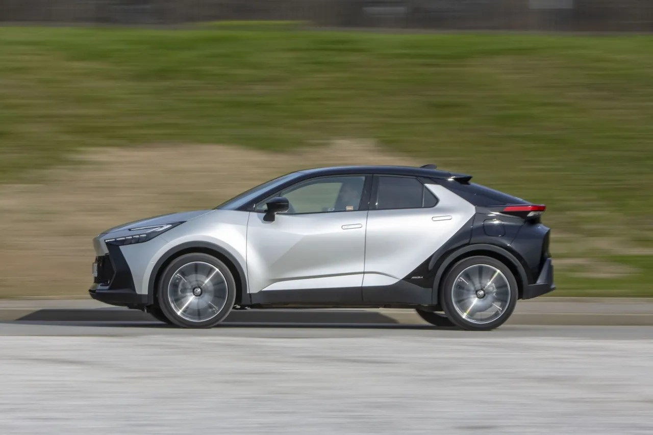 Toyota C-HR Hybrid zalety wady