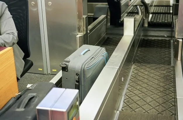 valise sur un tapis de pesée à un comptoir d'enregistrement Transavia