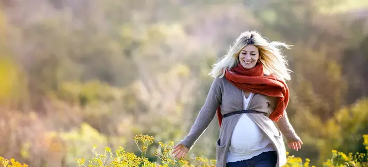 kobieta w ciąży spaceruje