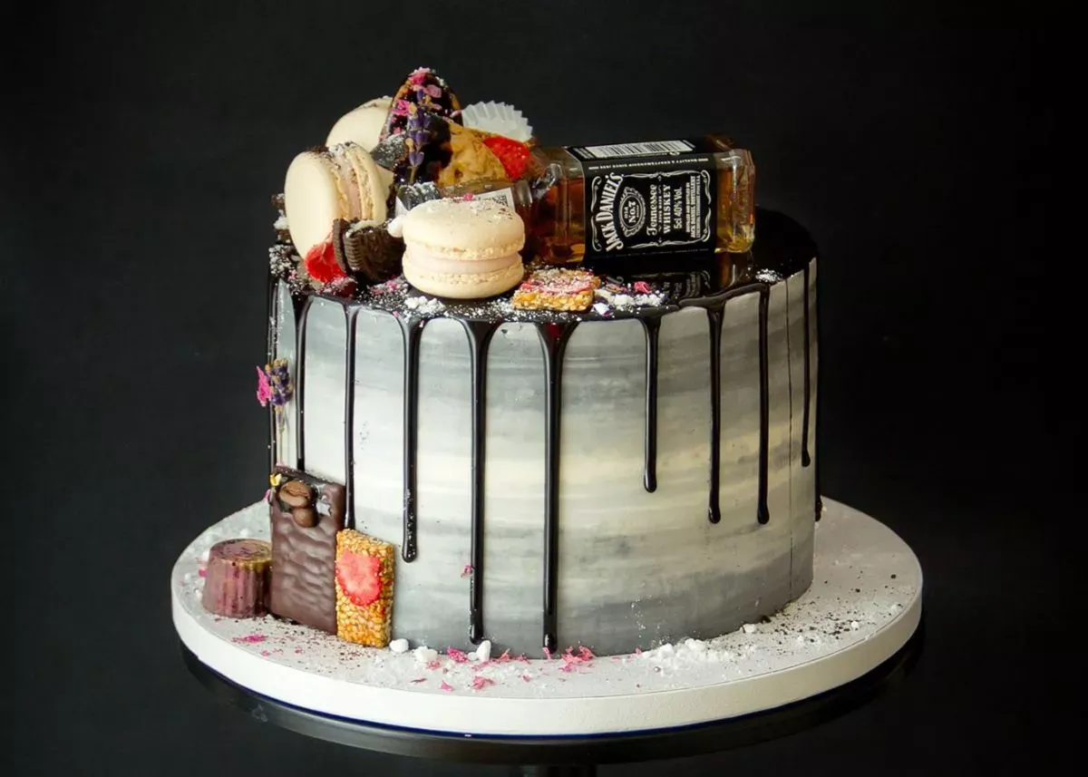 Tort z butelek alkoholu materiały