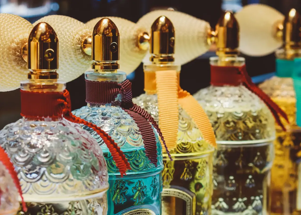 Flakons von zeitlosen klassischen Damenparfums elegant arrangiert