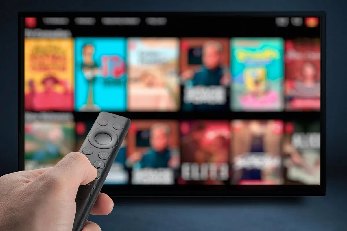 osoba zdezorientowana napisami na telewizorze