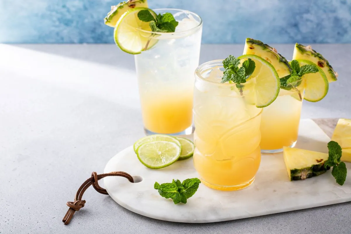 Orzeźwiający Mai Tai klasyczny czy nowoczesny z sokami, ozdobiony limonką, miętą i ananasem.