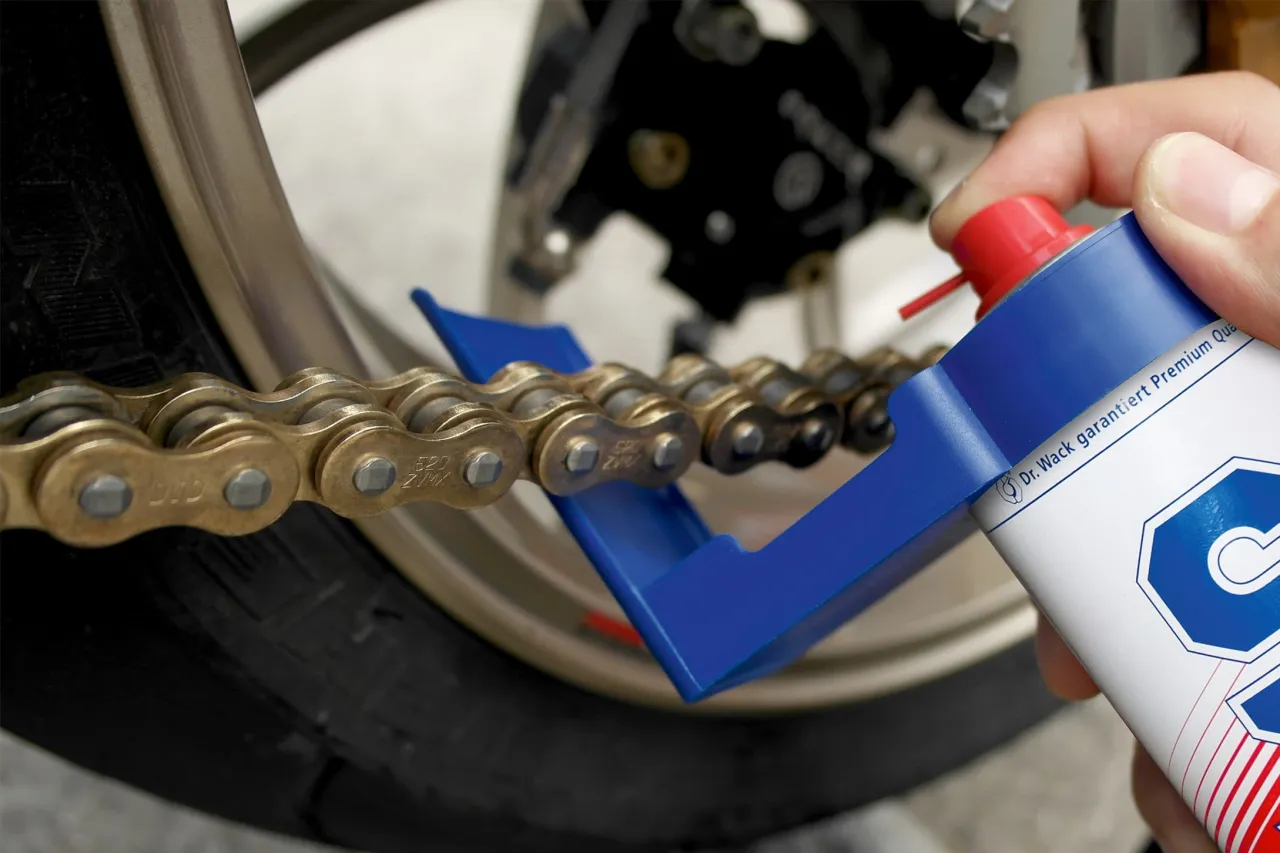 smarowanie łańcucha motocyklowego po myciu