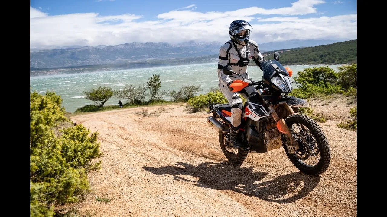 Motocykle enduro adventure na szutrze