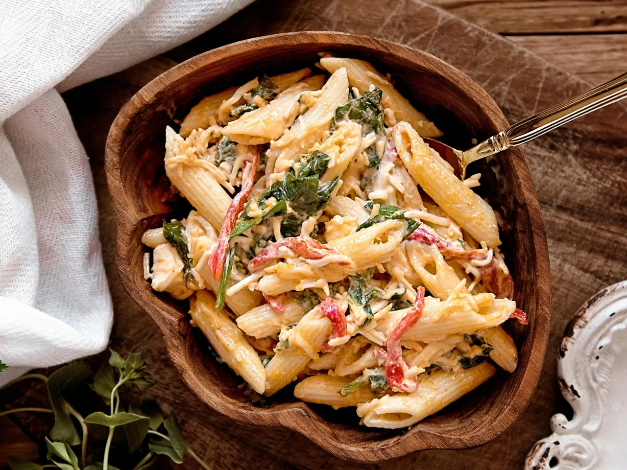 świeże składniki na sałatkę z penne i kurczakiem