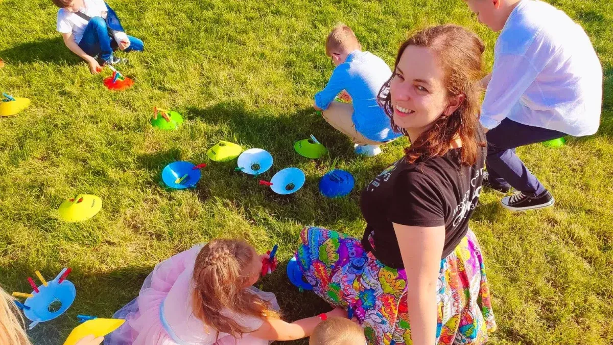 Dziewczynka w parku rozrywki na komunię