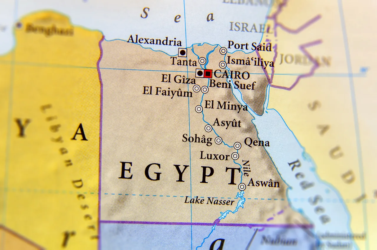 Mapa bezpieczeństwa Egiptu z zaznaczonymi kurortami i strefami odradzanymi